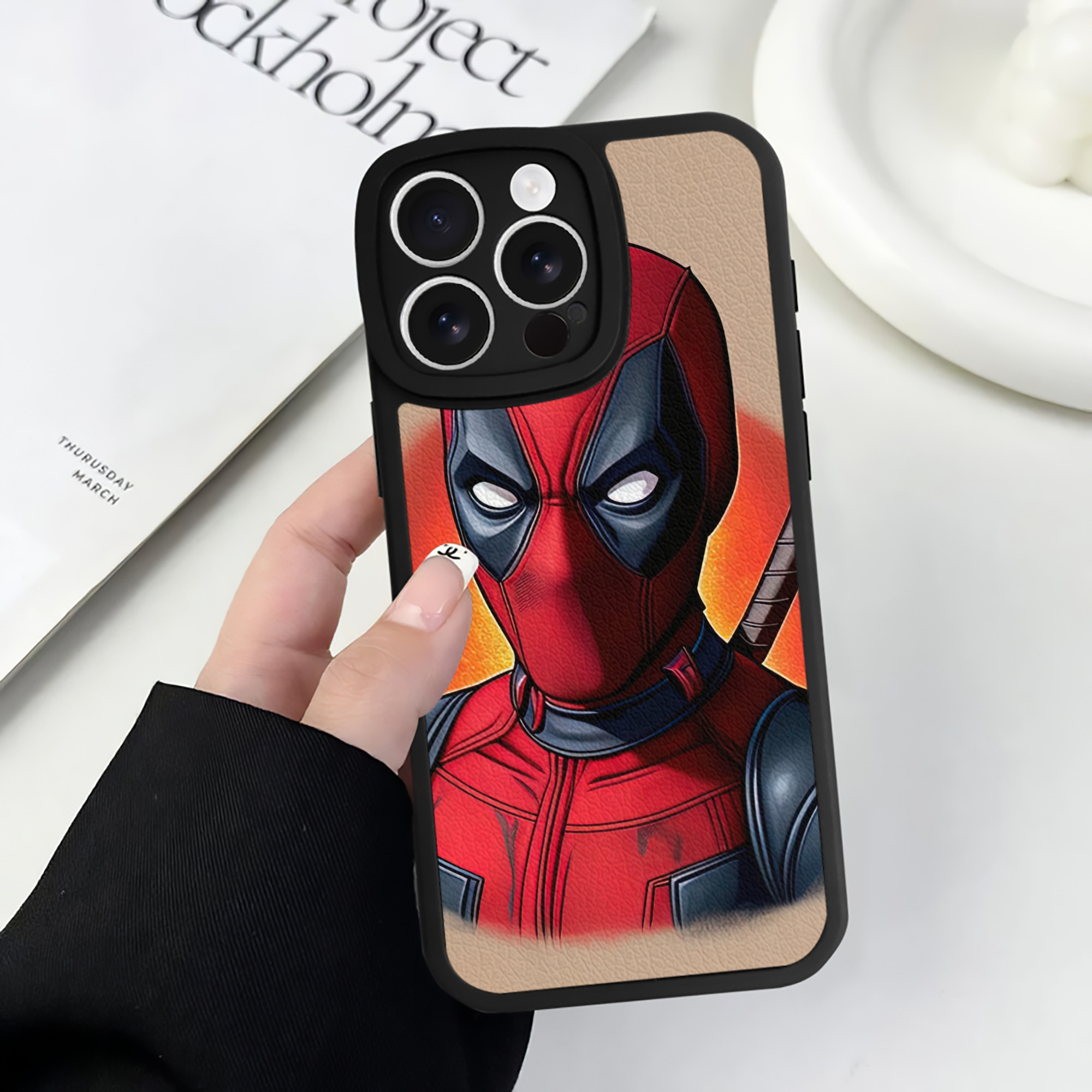 （画像用） Deadpool デッドプール 【iPhone 16シリーズ対応】シリコンスマホケース（レザー調） 材質：シリコン